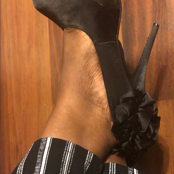 Black Heels w/ Back Ruffle Design - Picture 4 of 4
